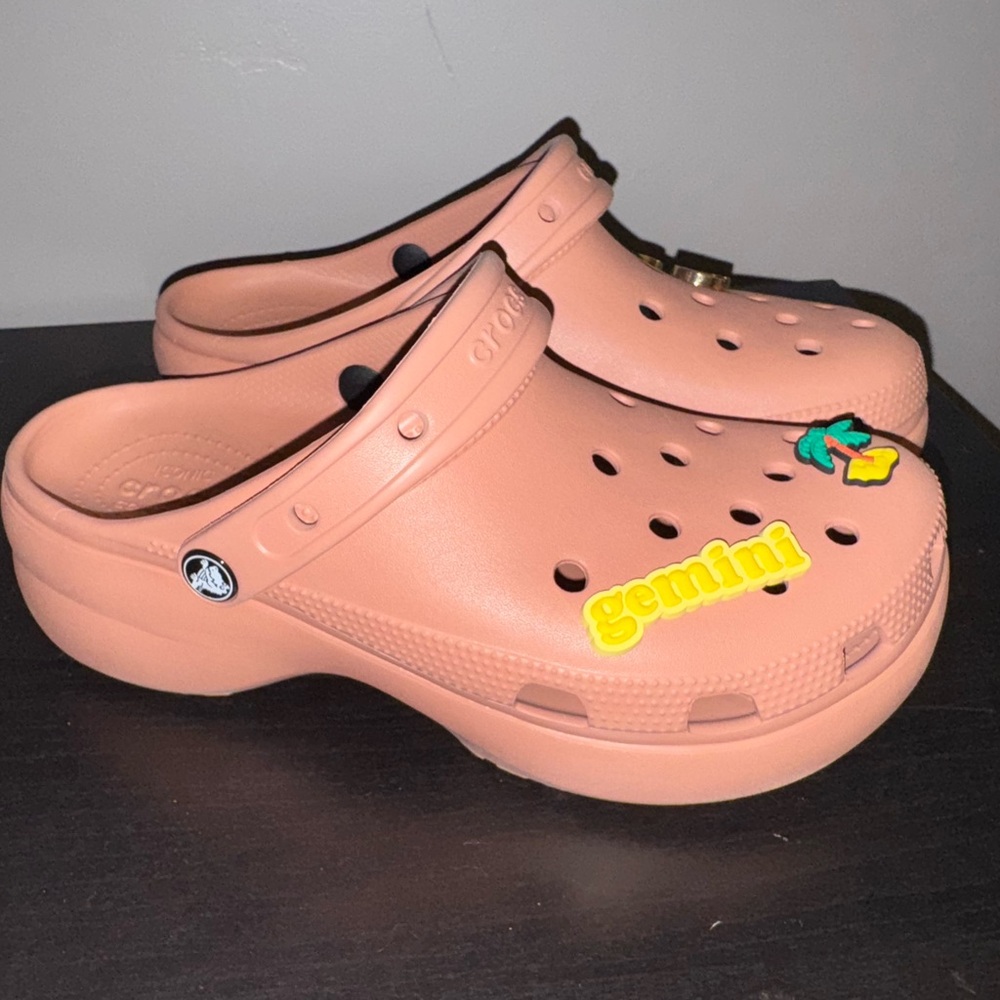Light Pink Classic Platform Croc Clogs Women’s Size 8.5 pink crocs With Charms